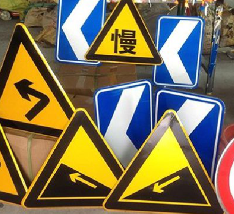  坡头标识标牌中颜色的确定是很重要的。